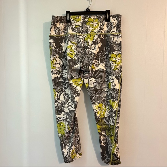 Natori‎ Gray and Green Floral Leggings new size XL. - Picture 3 of 6